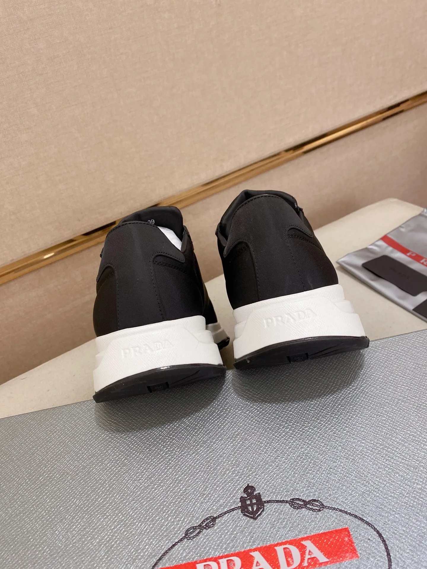 Factory price 540💰 ✔️✔️✔️High version High-quality new PRADA counters are on the market at the same time. The new men's shoes and 😘fabrics are selected from imported first-layer cowhide and are made by pure handcrafts. Lining: Full cowhide lining. 👍🏿 High-end ☄️ air-cushion molded anti-slip rubber outsole, exquisite lines, simple and elegant, comfortable and high-end for leisure travel. Code number: 38 to 44